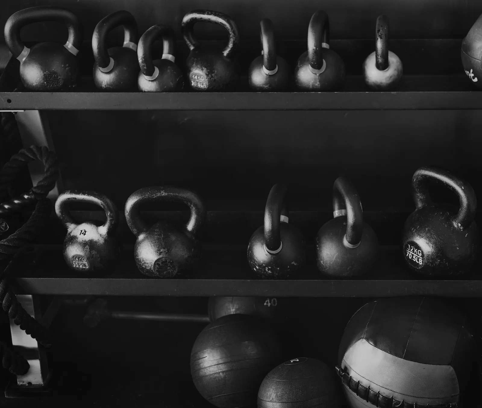 Barra y mancuernas en un gimnasio vacío al amanecer